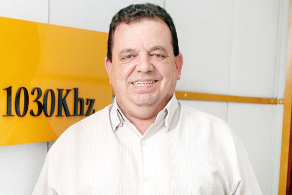 Vamos hoje antecipando nosso abraço ao querido companheiro Everton Pires de Lima, que aniversaria na próxima quinta-feira. Esse amigo-irmão, parceiro de muitos anos e antigas jornadas, é o atual diretor artístico da Rádio Difusora.Um abraço e tudo de bom 
